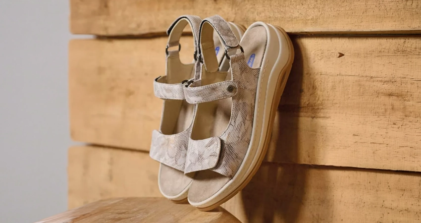 Flache Sandalen
