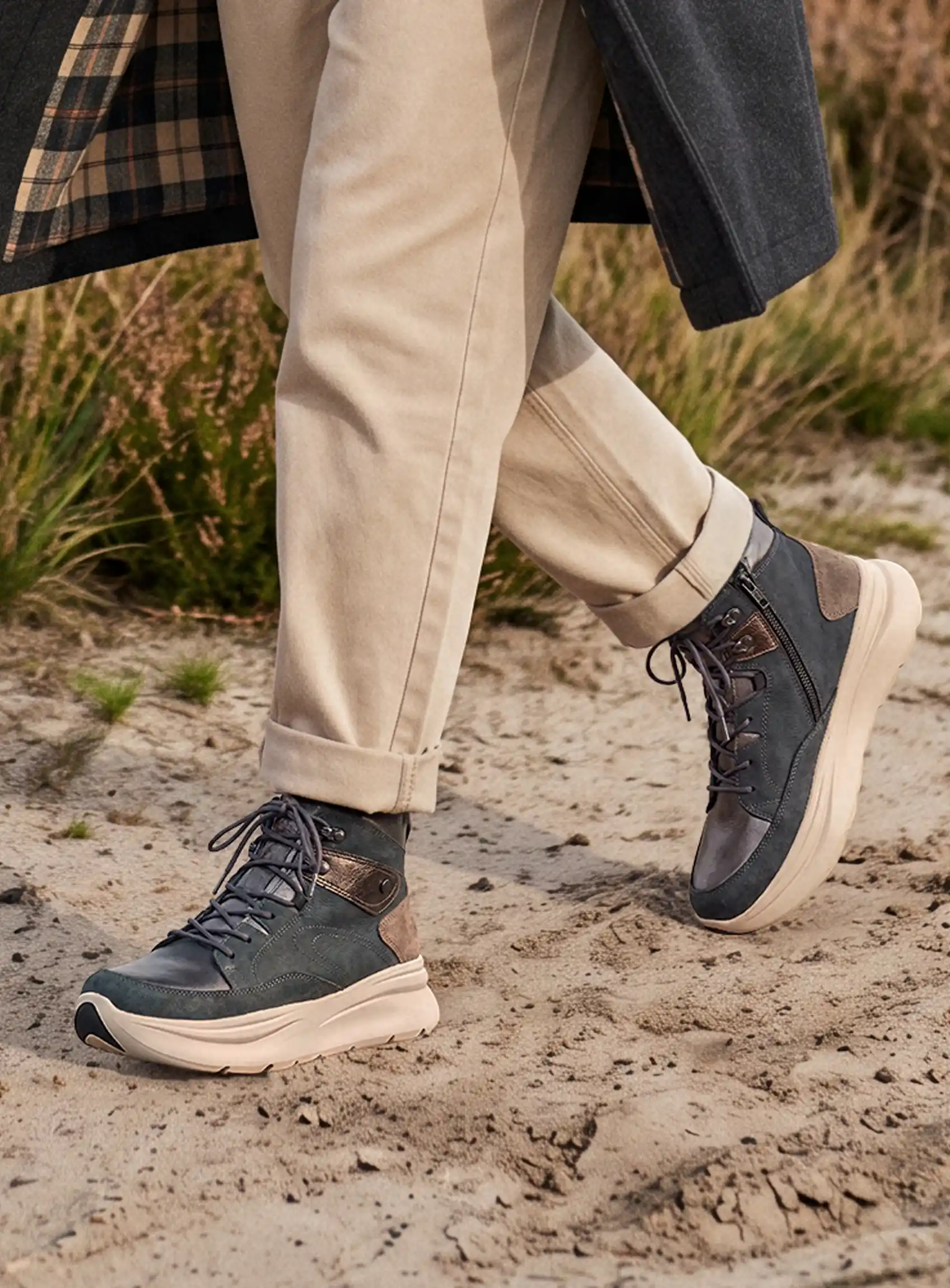 Apex Schuhe in Bronze-Metallic beim Spaziergang in der Natur
