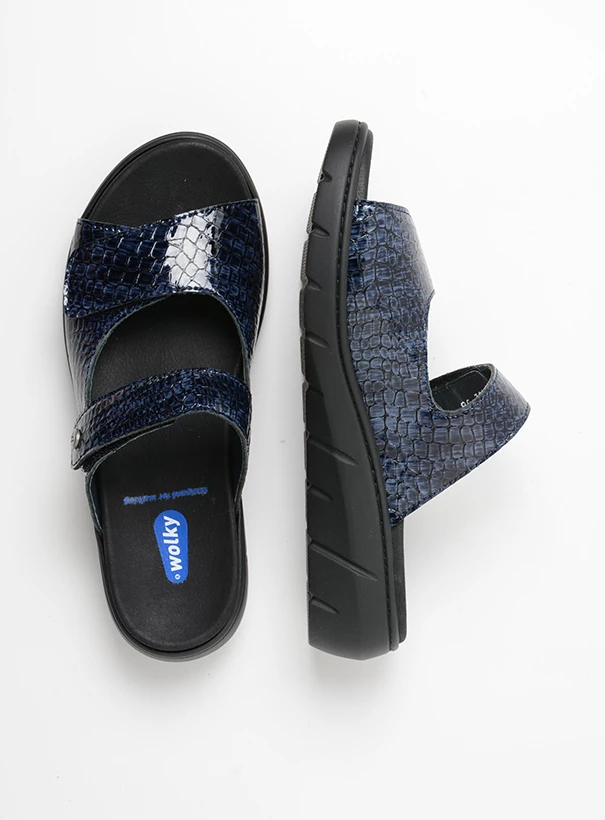 wolky slippers 04102 cyprus 67800 blauw crocolook lakleer top